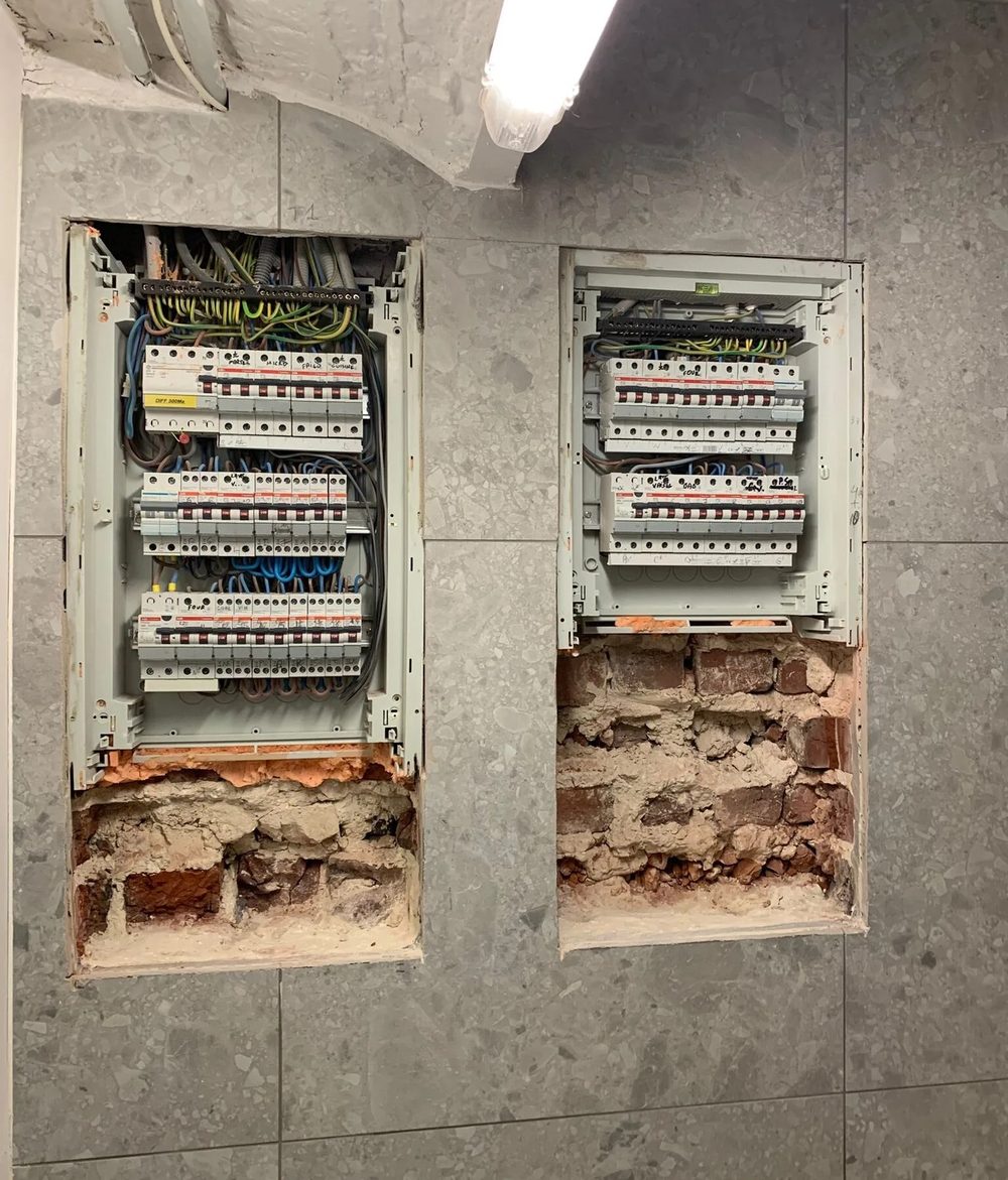 Tableau électrique terminé : disjoncteurs posés et circuits repérés après mise en conformité RGIE