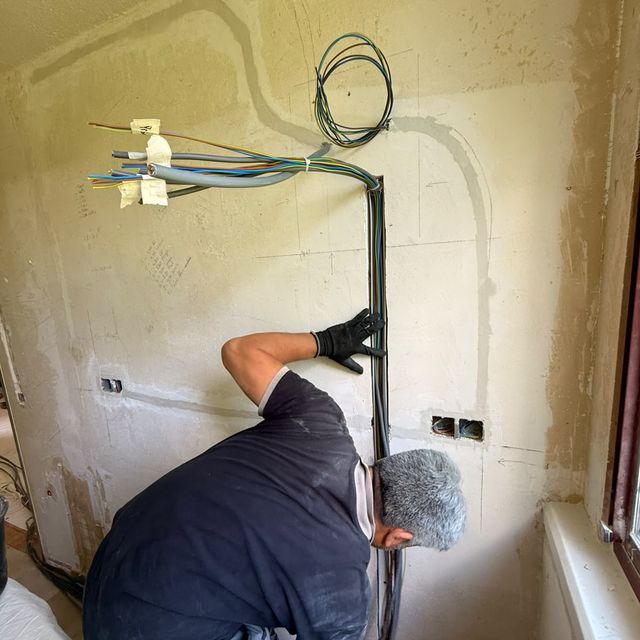 Elektricien van JR aan het werk: kabels trekken in een badkamer