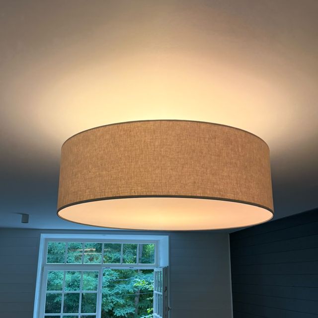 Cilindrische stoffen plafondlamp in een leefruimte