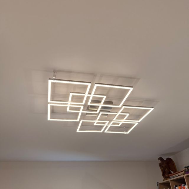 Geometrische ledplafondlamp geplaatst in een salon