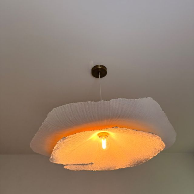 Textiele plafondlamp geplaatst in een woonkamer in Brussel