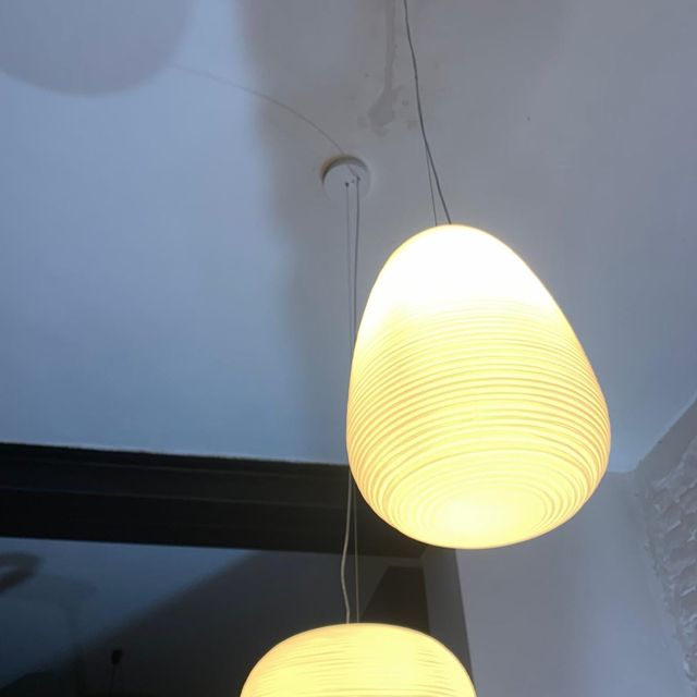 Glazen hanglampen geïnstalleerd in een eetkamer