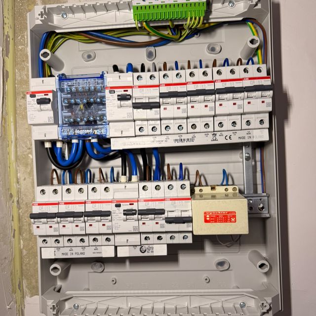 Nieuwe elektrische kast met automaten en gemarkeerde kringen