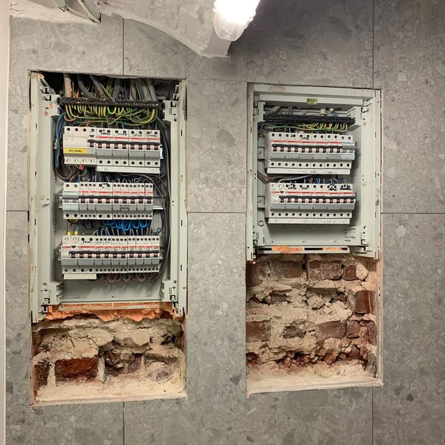 Twee ingebouwde elektrische kasten in een herenhuis in Brussel