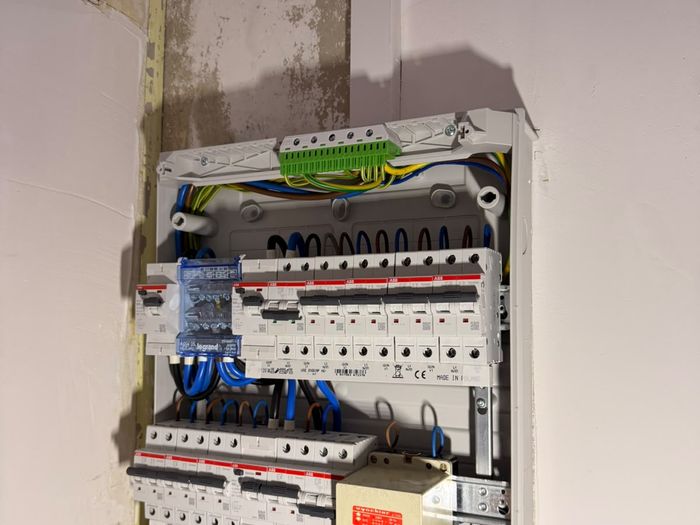 Nieuwe kast met gemarkeerde kringen — JR Électricien
