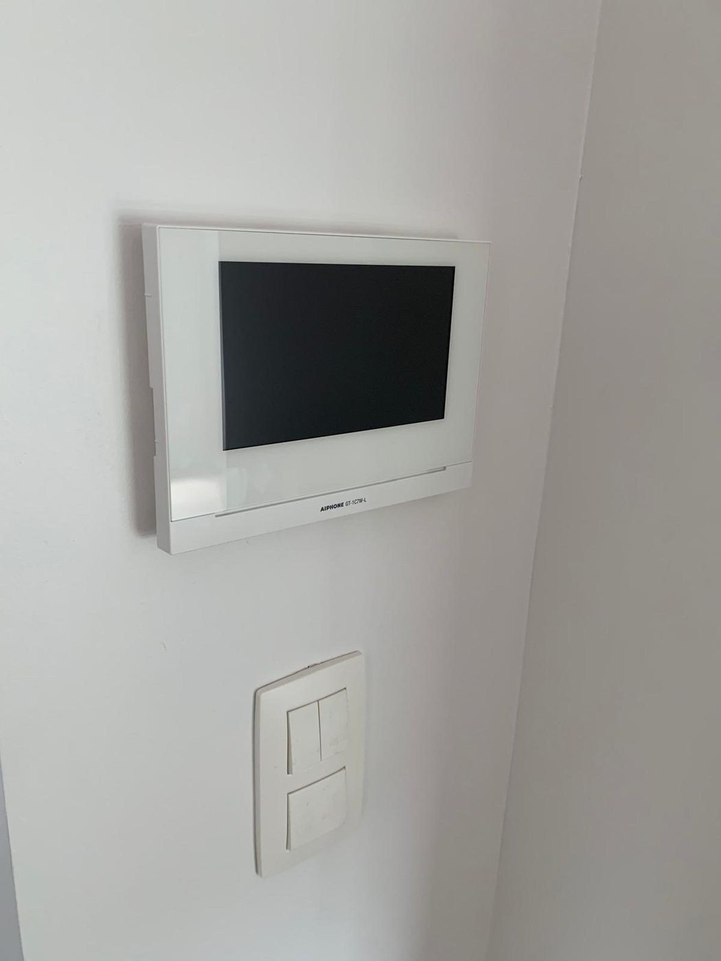 Vidéophone Aiphone installé dans l'entrée d'une habitation — JR Électricien