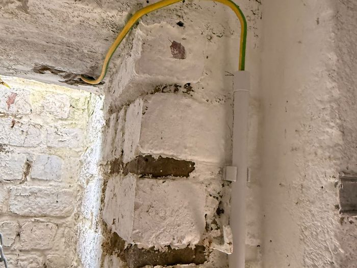 Saignée dans un mur ancien — JR Électricien